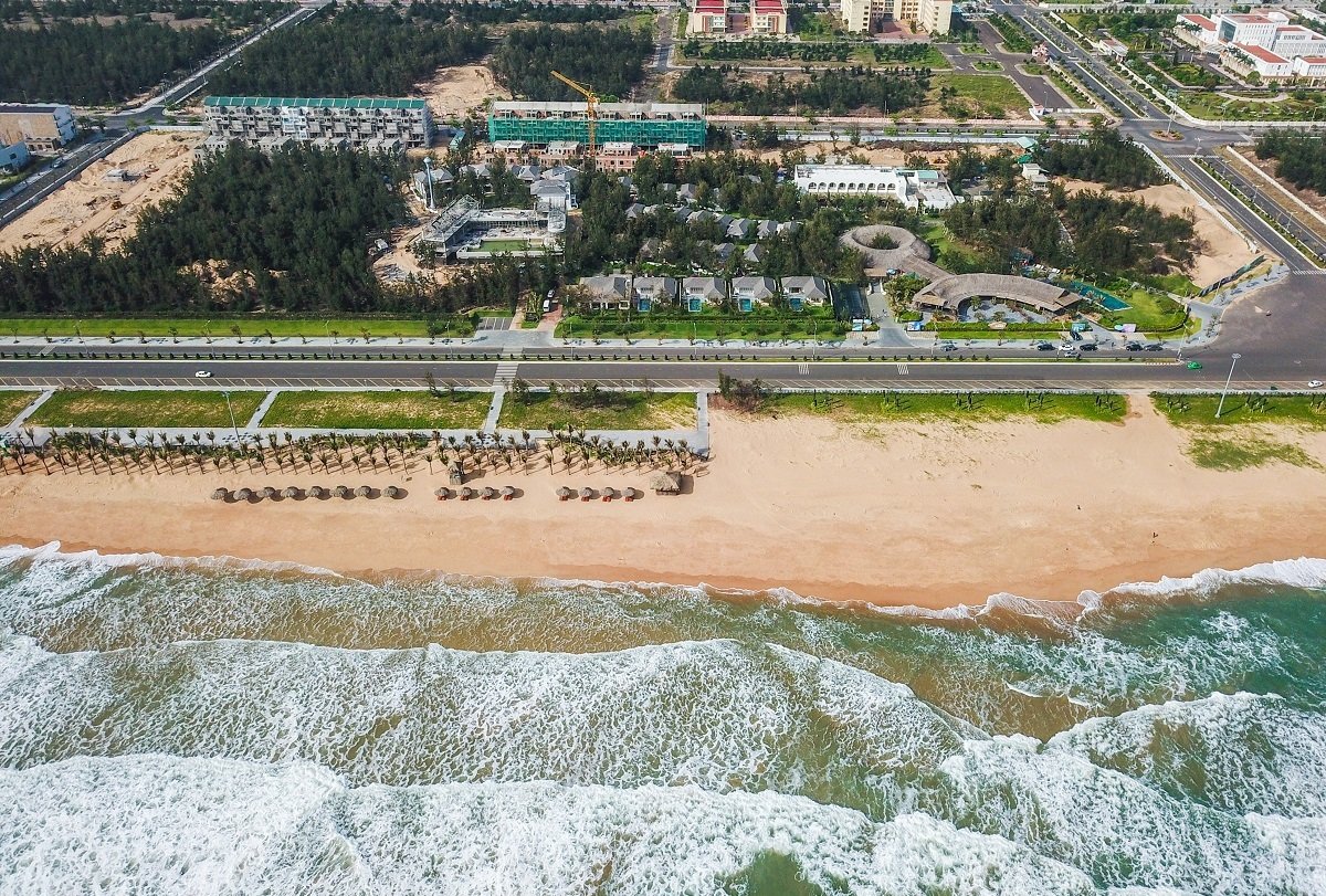 Toàn cảnh khu nghỉ dưỡng Việt Beach trên đường Độc Lập, kề cận khu vực dự án quảng trường Nghinh Phong. Ảnh: Quỳnh Trần.