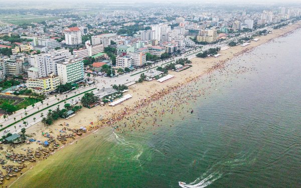 Hàng vạn du khách đang tấp nập ghé thăm: Sức hút đặc biệt từ “thành phố du lịch quốc dân” Sầm Sơn