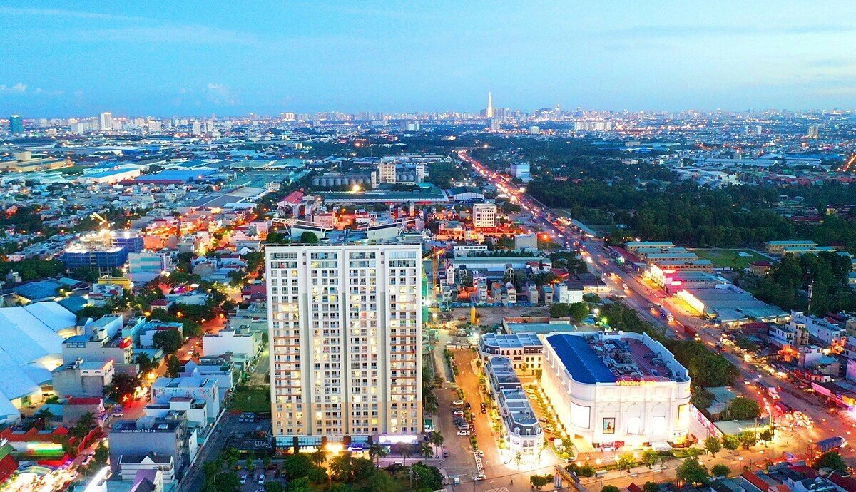 Charm Plaza tọa lạc tại ngã tư 550 đắt giá hàng đầu Dĩ An, Bình Dương.