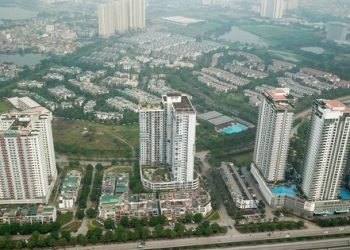 Chọn căn penthouse vì rẻ, dễ thoát hiểm nhưng hè tới, đôi vợ chồng trẻ tiếc hùi hụi khi căn nhà nóng như lò lửa.